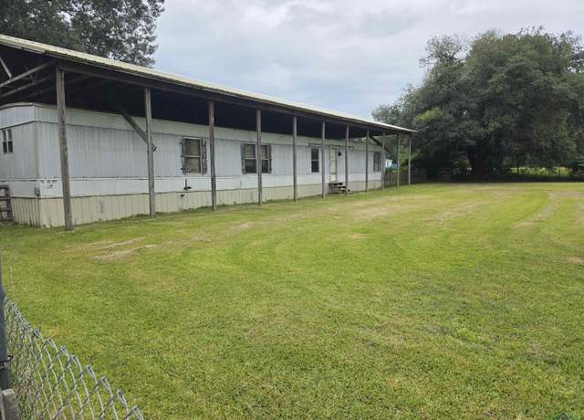 Property at 351 Mollie Ln, Marshall, TX 75672, 3 beds, 2 baths