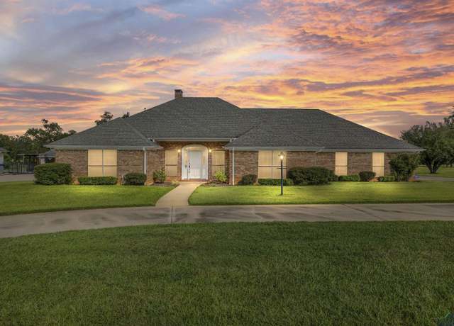 Property at 20 Oak Forest Dr, Longview, TX 75605, 4 beds, 2.5 baths