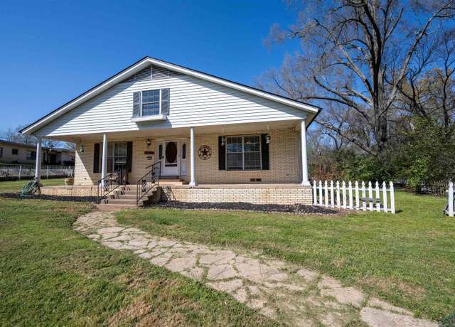 Property at 624 W Maple Ave, Gladewater, TX 75647, 3 beds, 2 baths