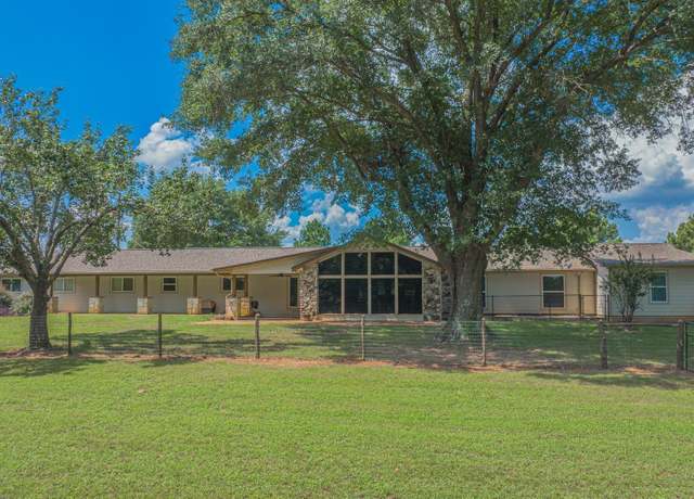 Property at 322 Roy Green Rd, Longview, TX 75602, 5 beds, 4 baths