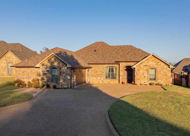 Property at 1618 Olympic Dr, Longview, TX 75605, 4 beds, 3 baths