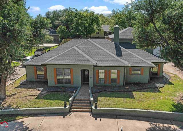 Property at 1208 Westwood Dr, Henderson, TX 75654, 4 beds, 3 baths