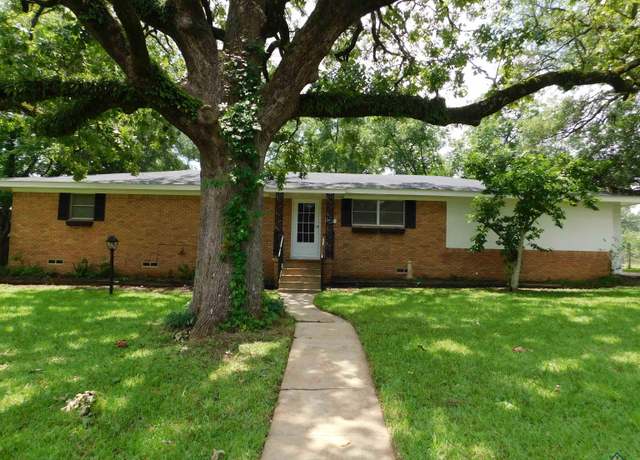 Property at 200 Hickory St, Gladewater, TX 75647, 3 beds, 2 baths