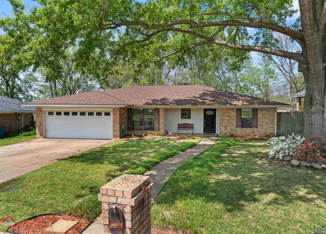 Property at 202 Ravenwood Dr, Henderson, TX 75652, 3 beds, 2 baths