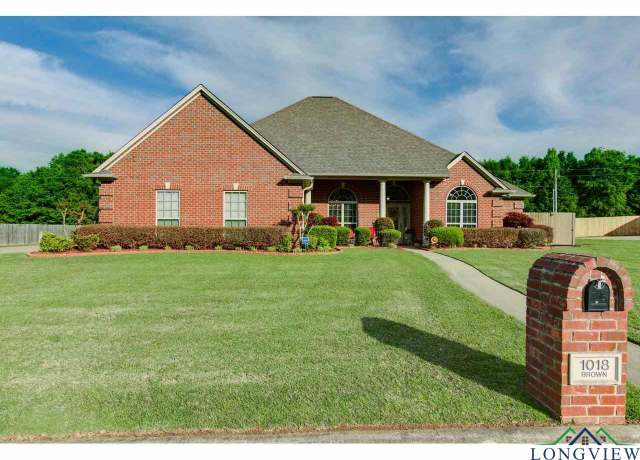 Property at 1018 Brown Dr, Texarkana, TX 75501, 4 beds, 3.5 baths