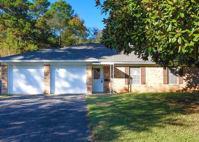 Property at 2605 Cedarcrest Dr, Marshall, TX 75672, 3 beds, 2 baths