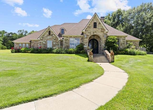 Property at 230 Ashbriar Ln, Longview, TX 75605, 4 beds, 3.5 baths