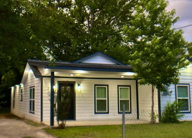 Property at 209 E Edgefield Ave, Longview, TX 75602, 3 beds, 2 baths