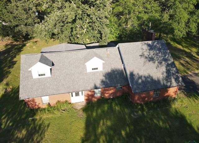 Property at 1004 Sunset Dr, Daingerfield, TX 75638, 4 beds, 2.5 baths
