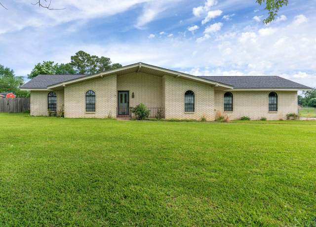 Property at 490 Southfield Ln, Marshall, TX 75672, 3 beds, 2 baths