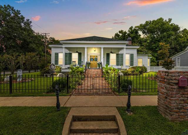 Property at 412 N Soda St, Jefferson, TX 75657, 2 beds, 2 baths