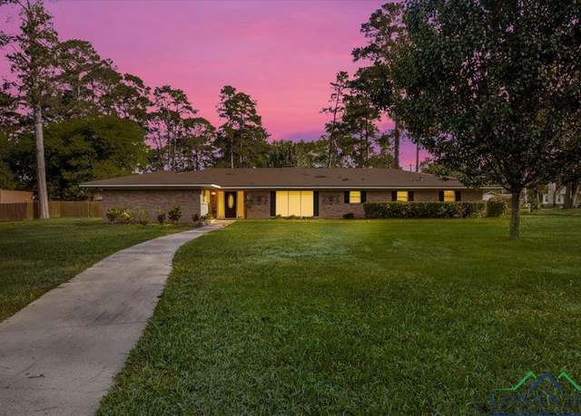 Property at 400 W Perry Pl, Carthage, TX 75633, 4 beds, 3.5 baths