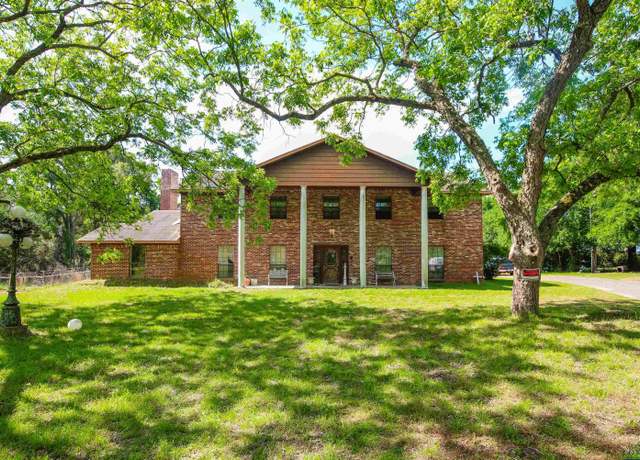 Property at 1006 Quitman St, Pittsburg, TX 75686, 5 beds, 4 baths