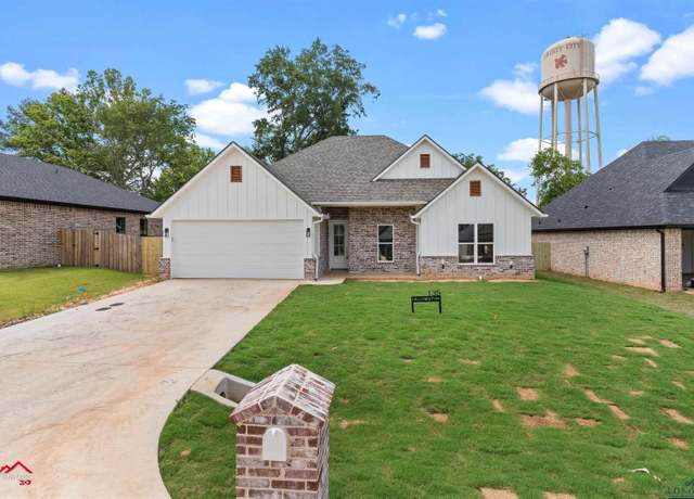 Property at 135 Hillcrest Dr, Gladewater, TX 75647, 4 beds, 2 baths