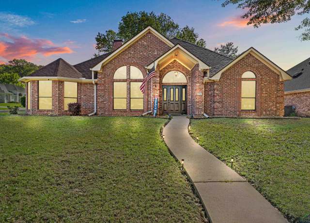Property at 504 Lakewood Dr, Longview, TX 75604, 3 beds, 2 baths