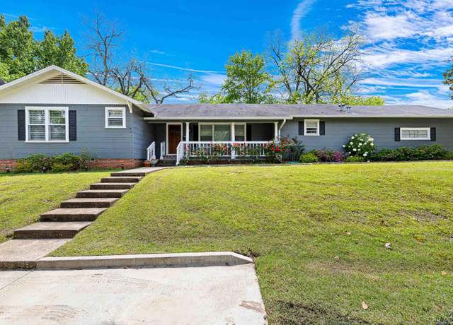 Property at 608 E Delta St, Jefferson, TX 75657, 2 beds, 2.5 baths
