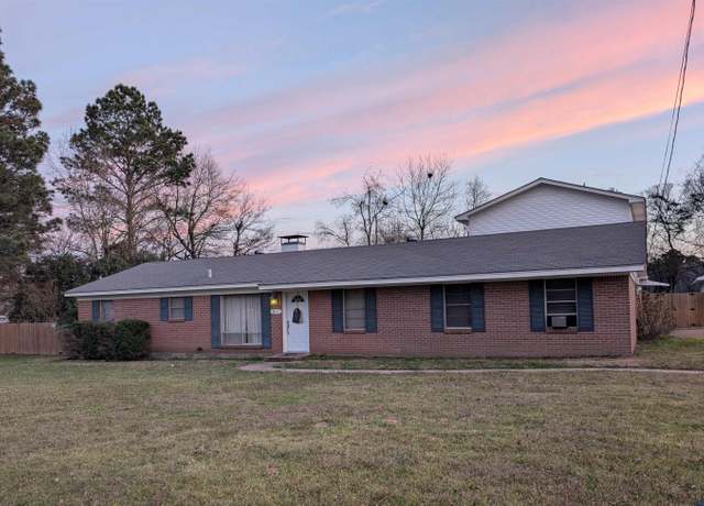 Property at 811 Garden Ln, Carthage, TX 75633, 4 beds, 3 baths