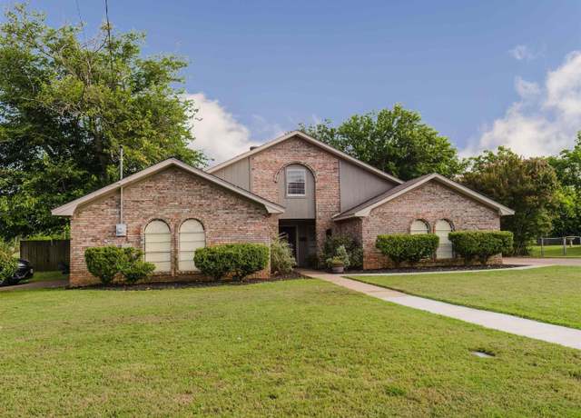 Property at 1021 Bryan St, Jacksonville, TX 75766, 4 beds, 3 baths