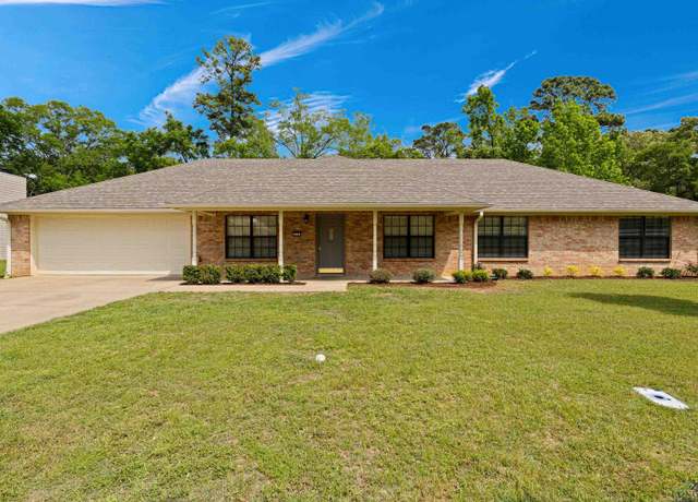 Property at 605 Briarwood Dr, Gladewater, TX 75647, 3 beds, 2 baths