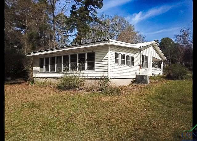 Property at 120 Louisiana St, Avinger, TX 75630, 4 beds, 1 bath