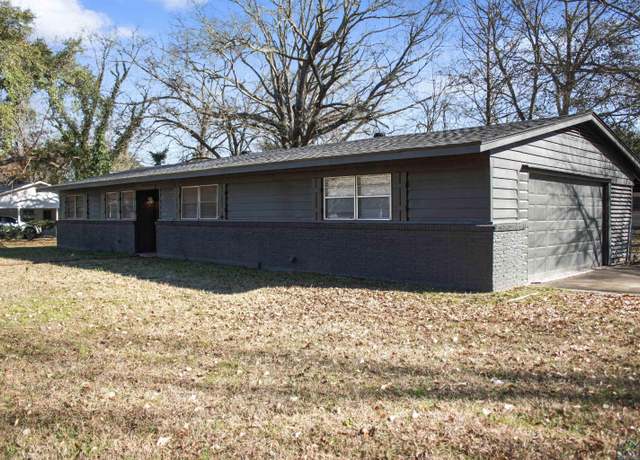 Property at 1015 W Holland St, Carthage, TX 75633, 3 beds, 1.5 baths
