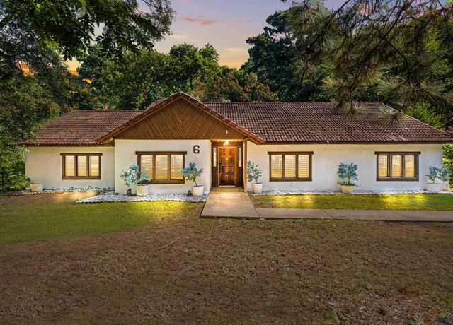 Property at 6 Honeysuckle Ln, Longview, TX 75604, 4 beds, 3 baths