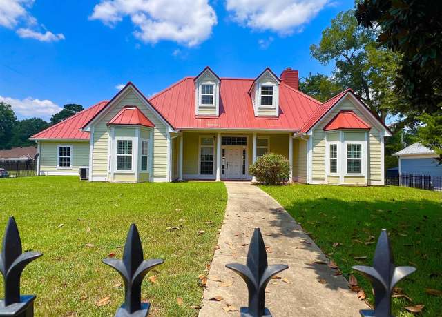 Property at 411 W Austin St, Jefferson, TX 75657, 3 beds, 2 baths