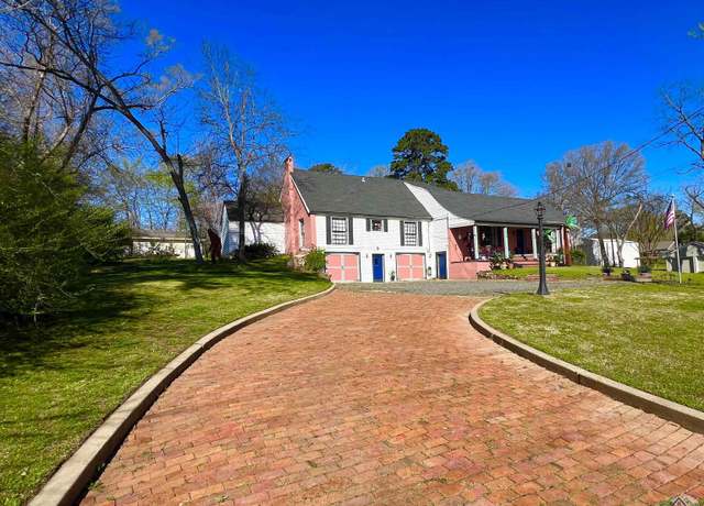 Property at 109 N Alley St, Jefferson, TX 75657, 2 beds, 3 baths