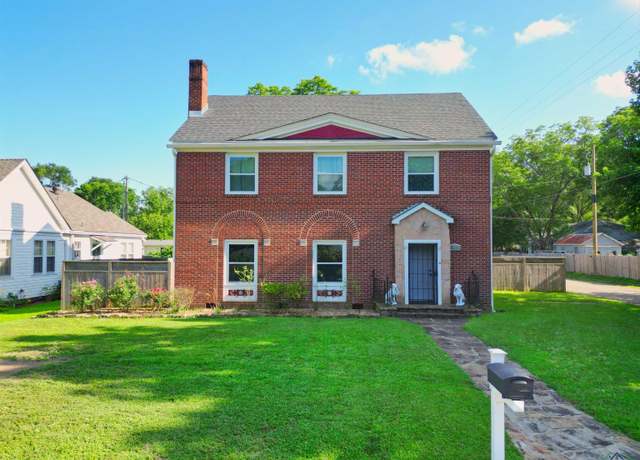 Property at 400 Shirley St, Marshall, TX 75670, 3 beds, 2.5 baths