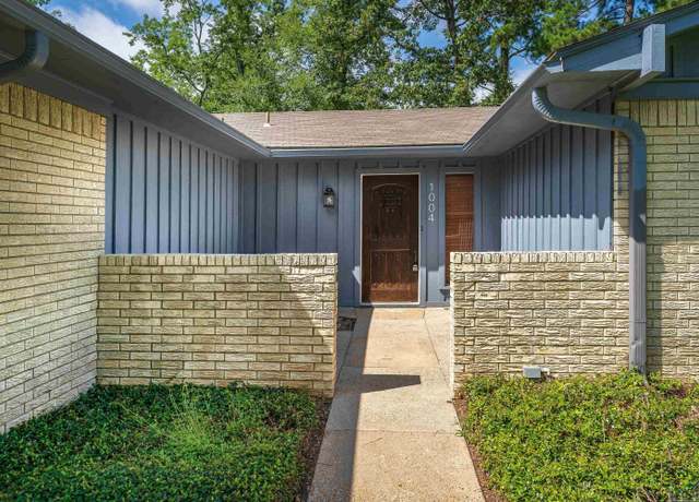 Property at 1004 Akin Dr, Longview, TX 75605, 3 beds, 3 baths