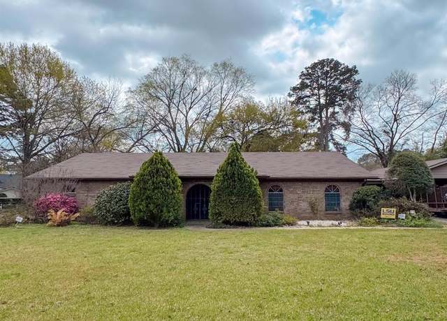 Property at 300 Delwood Dr, Longview, TX 75605, 3 beds, 2 baths
