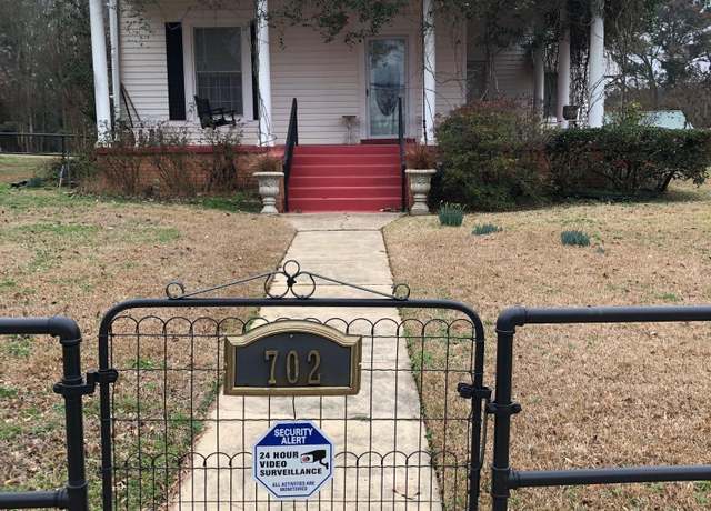 Property at 702 E Henderson St, Overton, TX 75684, 3 beds, 1.5 baths