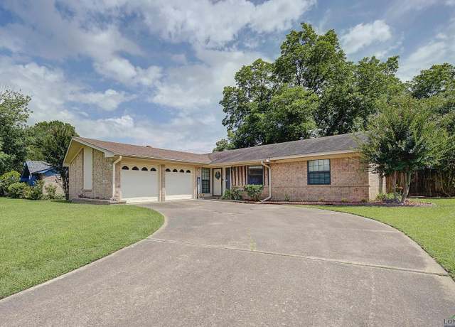 Property at 18 N Hermitage Dr, Texarkana, AR 71854, 3 beds, 2 baths