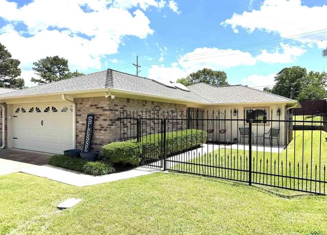 Property at 4 Wellington Dr, Longview, TX 75605, 3 beds, 2.5 baths