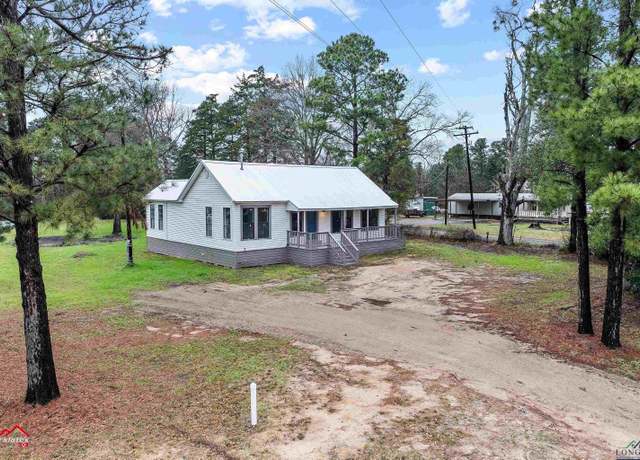 Property at 1422 San Augustine St, Center, TX 75935, 3 beds, 2 baths