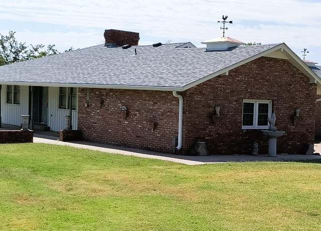 Property at 1003 Bluff Dr, Larned, KS 67550, 4 beds, 3 baths