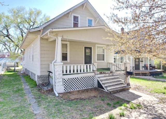Property at 403 Delaware St, Hiawatha, KS 66434, 2 beds, 1 bath