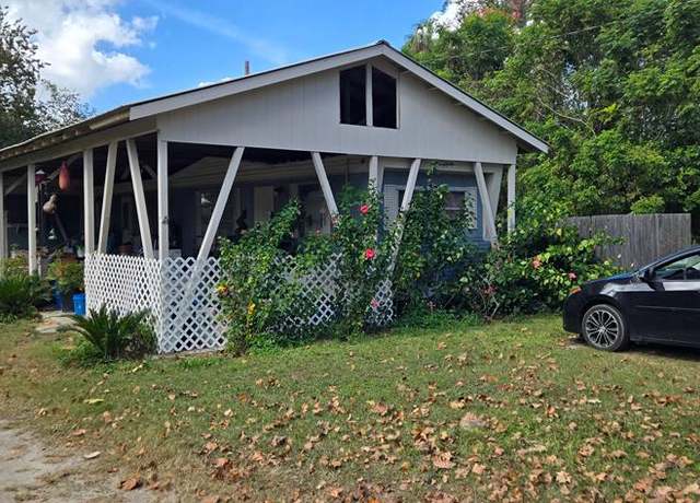 Property at 106 NE 5th St, Chiefland, FL 32626, 2 beds, 1 bath