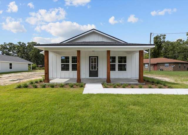 Property at 407 NW 5th Pl, Chiefland, FL 32626, 3 beds, 2 baths
