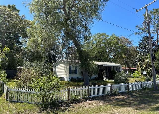 Property at 11110 NW 113th Pl, Chiefland, FL 32626, 3 beds, 2 baths