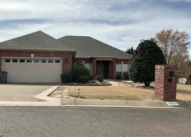 Property at 323 Old Hickory St, Hot Springs, AR 71913, 3 beds, 2 baths