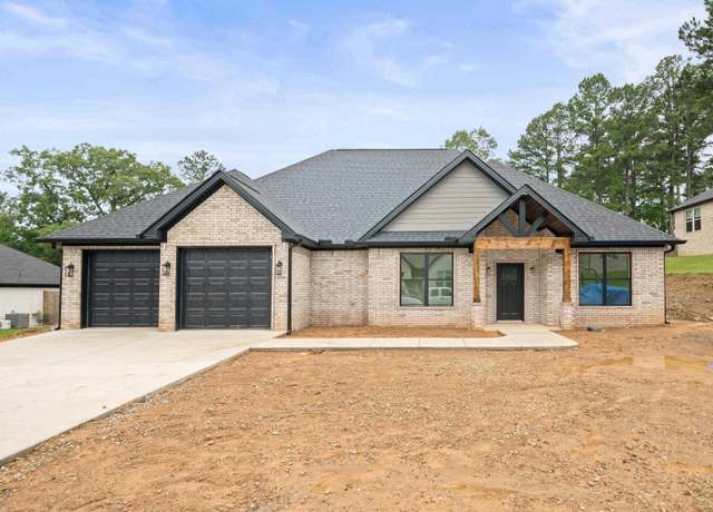 Property at 135 Ridgeway Pl, Hot Springs, AR 71901, 4 beds, 2 baths