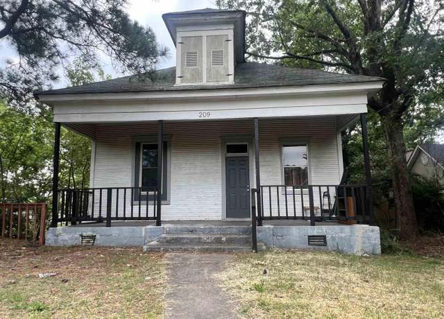 Property at 209 Oakcliff St, Hot Springs, AR 71901, 3 beds, 1 bath
