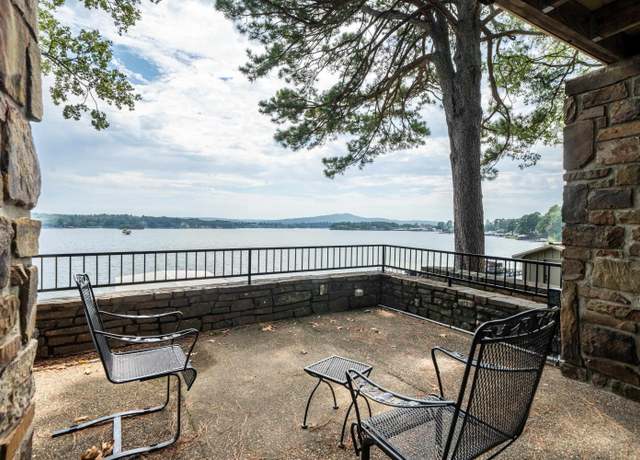 Property at 400 Lake Hamilton Dr, Hot Springs, AR 71913, 4 beds, 3 baths