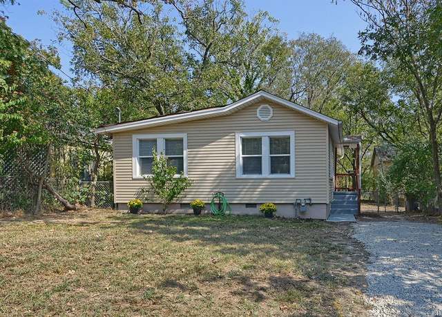 Property at 402 Beard St, Hot Springs, AR 71913, 2 beds, 1 bath