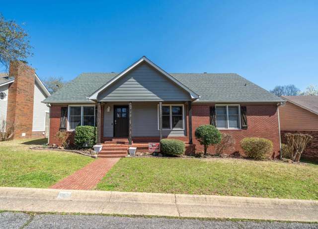 Property at 4 Queens Row St, Hot Springs, AR 71901, 3 beds, 2 baths