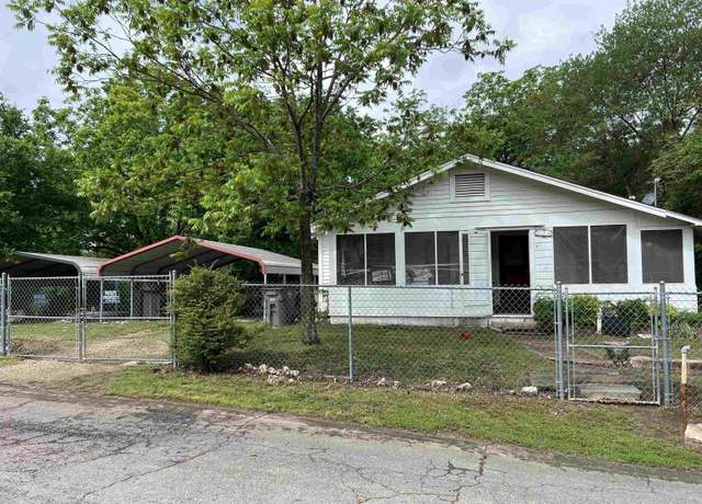 Property at 124 Hill St, Hot Springs, AR 71901, 3 beds, 2 baths