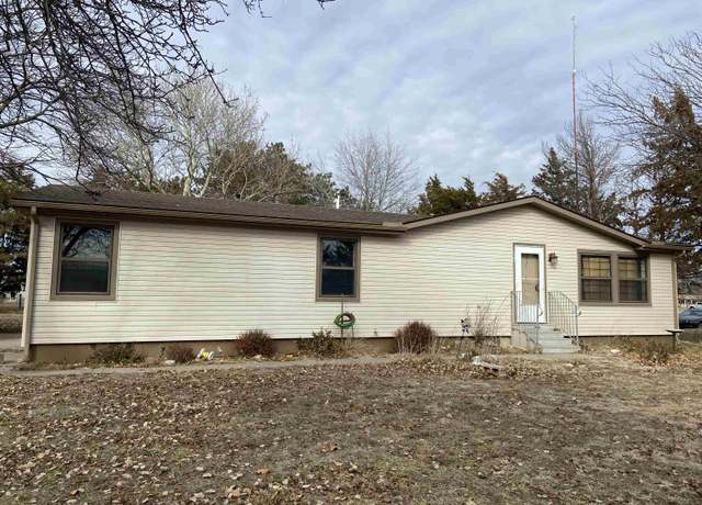 Property at 206 Skyline Dr, Great Bend, KS 67530, 3 beds, 2 baths