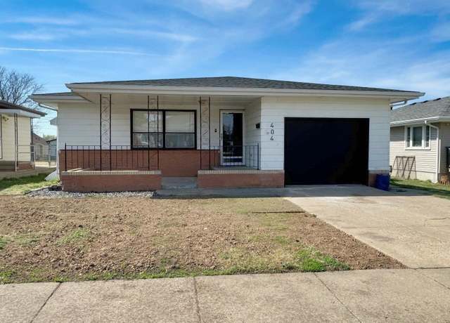 Property at 404 E 17th St St, Hays, KS 67601, 7 beds, 3 baths