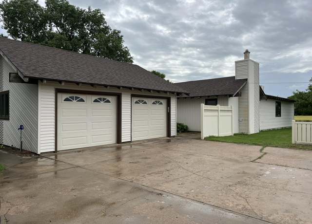 Property at 130 Walnut Creek Cir, Great Bend, KS 67530, 4 beds, 2 baths
